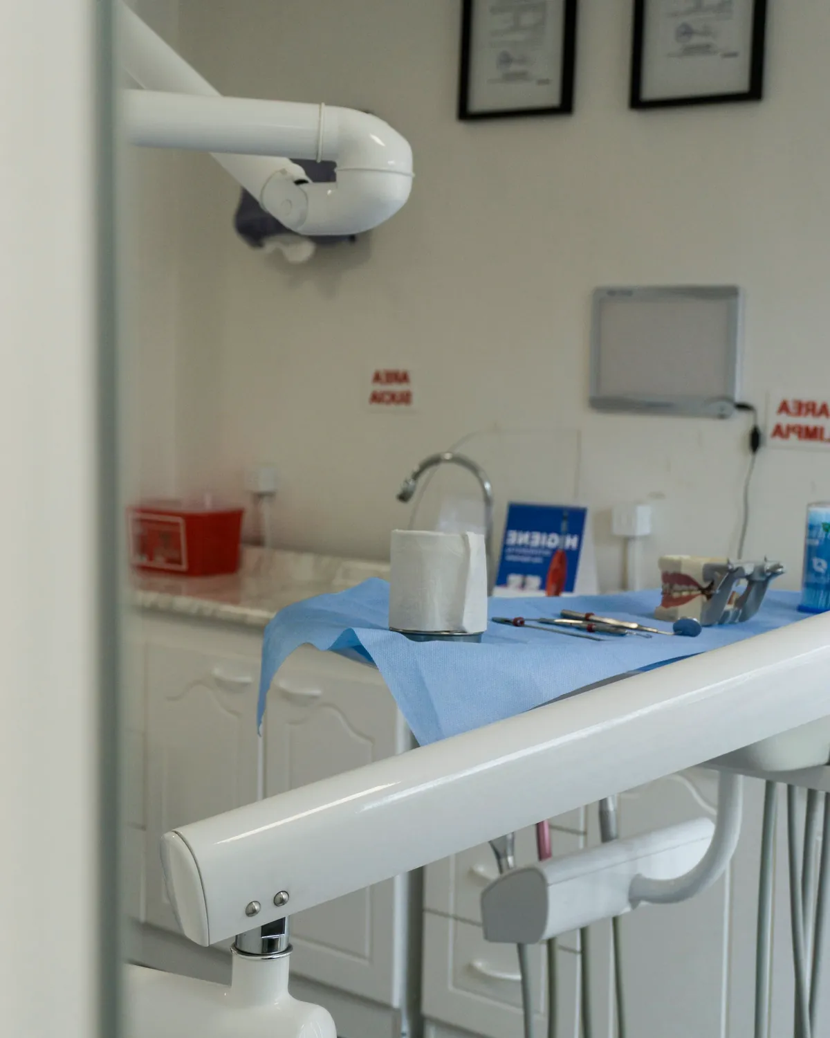 Box de atención con instrumental esterilizado y áreas de bioseguridad señalizadas